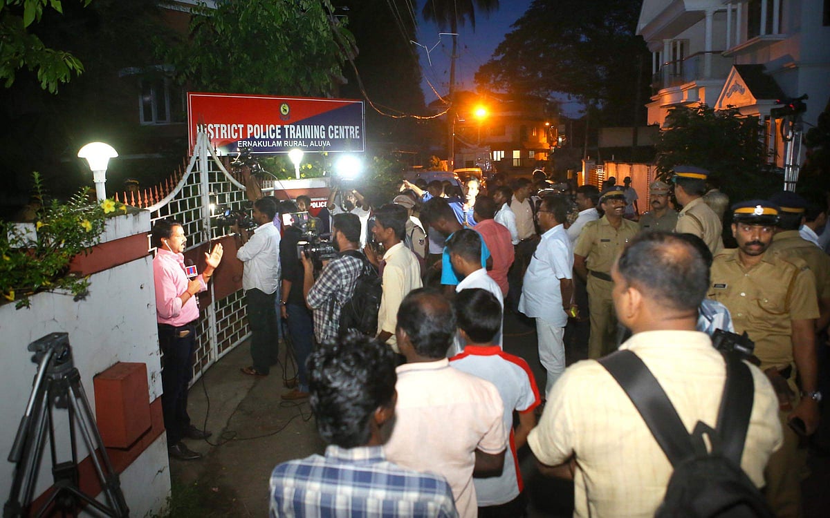 'ജനപ്രിയ നായകനെതിരെ' ജനം;ആലുവ പൊലീസ് ക്ലബിന് മുന്നില്‍ വന്‍ ജനക്കൂട്ടം 