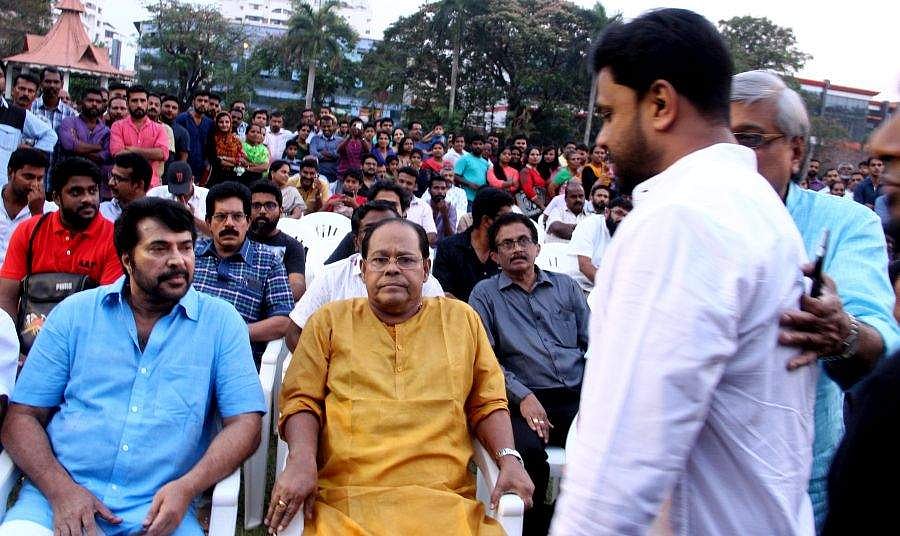 ഇതൊരു വീണ്ടുവിചാരത്തിന്റെ സമയമാണ്; നടീനടന്മാരെ ''താരങ്ങളാക്കുന്ന'' പ്രേക്ഷകര്‍ മാറി ചിന്തിക്കേണ്ട സമയം