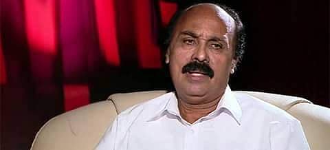 മൂന്നാര്‍:  റവന്യൂ ഉദ്യോഗസ്ഥരുടെ സ്ഥലമാറ്റ ഉത്തരവ് മന്ത്രി ചന്ദ്രശേഖരന്‍ മരവിപ്പിച്ചു