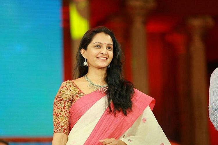 എല്ലാ പിന്തുണയും വേണമെന്ന് മഞ്ജു; നിറഞ്ഞ കയ്യടിയോടെ ജനക്കൂട്ടം