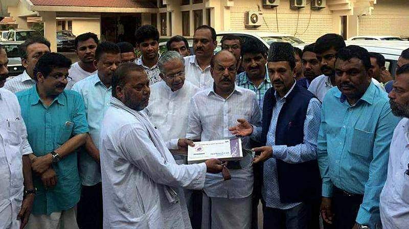 ബീഫിന്റെ പേരില്‍ കൊല്ലപ്പെട്ട ജുനൈദിന്റെ പിതാവിന് ടാക്‌സി കാര്‍ നല്‍കി മുസ്ലീം ലീഗ്