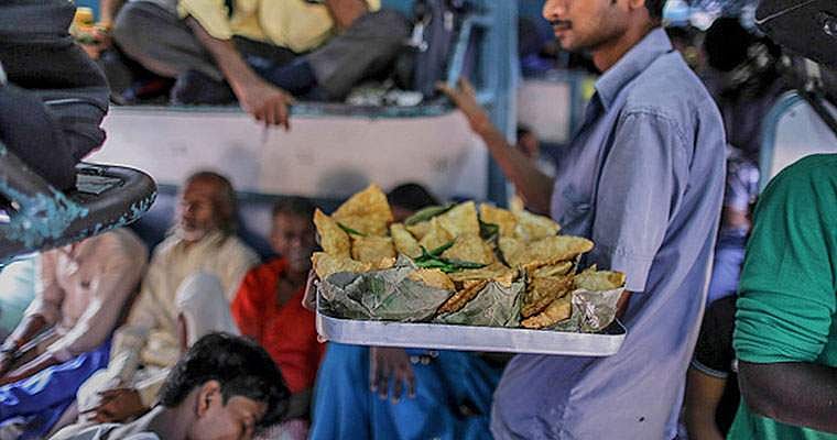 എലിയും പാറ്റയും നിറഞ്ഞിടത്ത് ഭക്ഷണം; ട്രെയിനില്‍ ലഭിക്കുന്നത് ഭക്ഷ്യയോഗ്യമല്ലാത്ത ഭക്ഷണമെന്ന് സിഎജി റിപ്പോര്‍ട്ട്