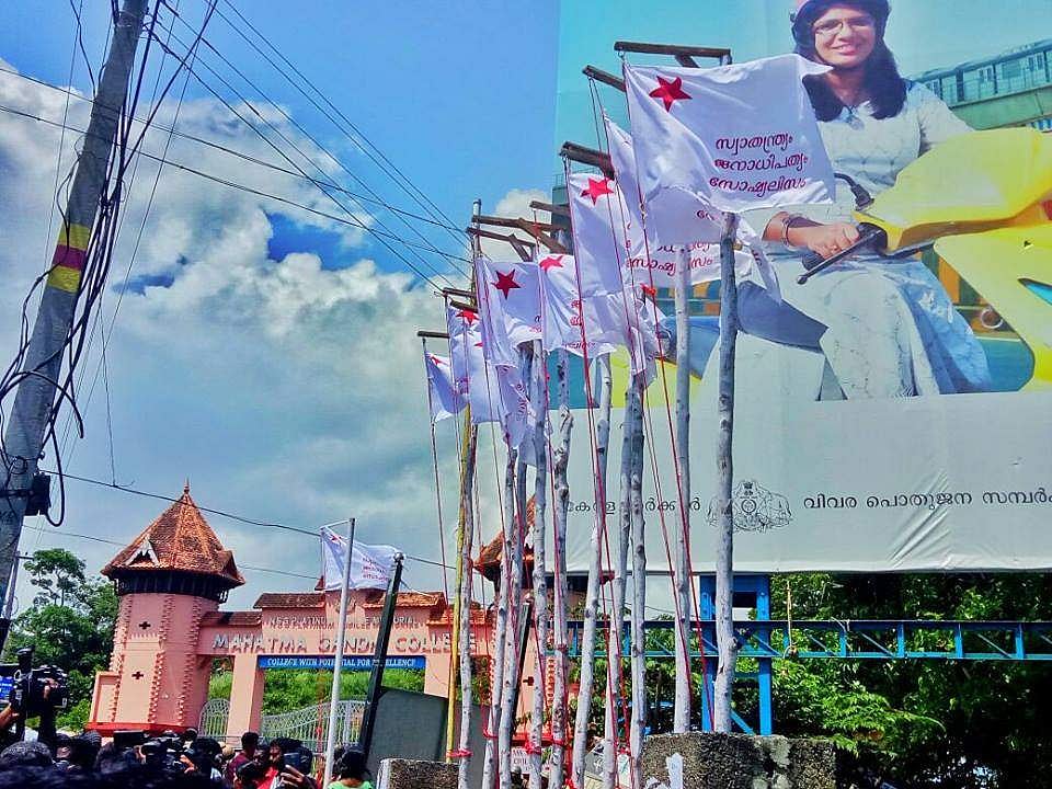 എംജിയില്‍ രണ്ടുംകല്‍പ്പിച്ച് എസ്എഫ്‌ഐ; പത്തു കൊടിമരങ്ങള്‍ ഒരുമിച്ചു നാട്ടി