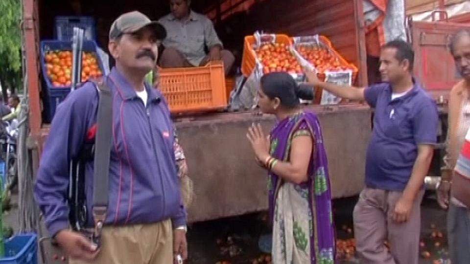 വില കുതിച്ചു; തക്കാളിക്ക് എകെ47 സുരക്ഷ ഒരുക്കി വ്യാപാരികള്‍