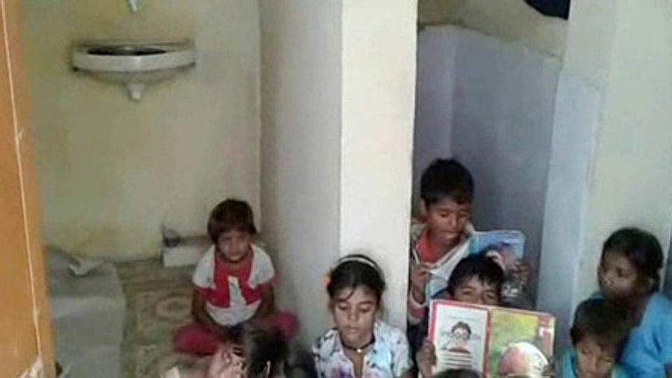 മധ്യപ്രദേശില്‍ സ്‌കൂള്‍ പ്രവര്‍ത്തിക്കുന്നത് കക്കൂസില്‍