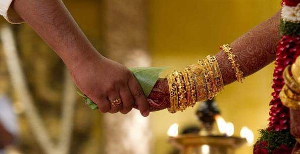 കാമുകനെത്തി, വധു വരനോട് പറഞ്ഞു ''എനിക്കയാള്ക്കൊപ്പം ജീവിക്കാനാണിഷ്ടം'', പിന്നെ കൂട്ടയടി