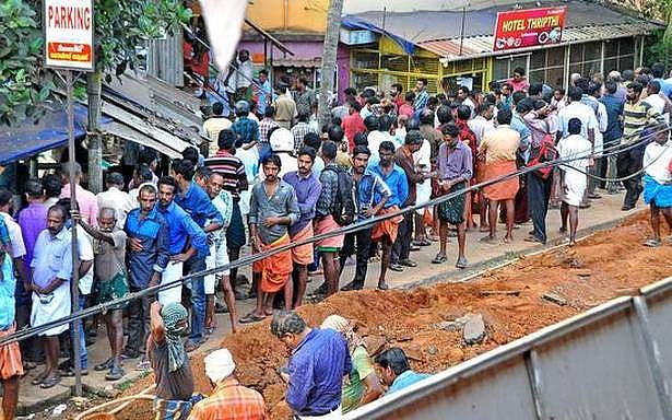 മദ്യം വാങ്ങാനെത്തുന്നവര്‍ക്ക് മാന്യമായ പരിഗണന നല്‍കണം; ക്യൂ വേണ്ടെന്നും ഹൈക്കോടതി