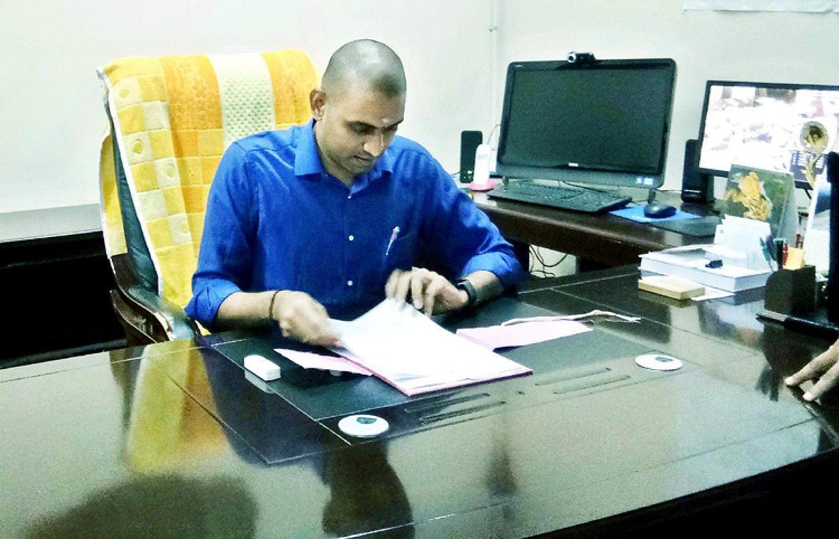 വീണ്ടും കടക്ക്പുറത്ത്: ജോലിസമയത്ത് പിരിവിനെത്തിയ സിപിഎമ്മുകാരെ സബ്കളക്ടര്‍ പുറത്താക്കി