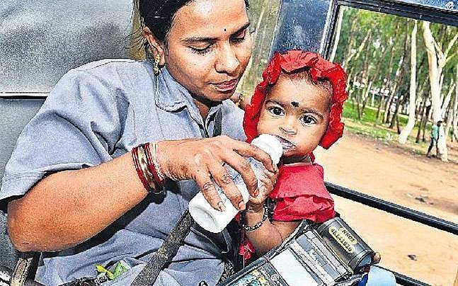 ബസില്‍ കണ്ടക്ടറായി അമ്മയ്‌ക്കൊപ്പം കുഞ്ഞും; സമൂഹമാധ്യമങ്ങളില്‍ വൈറലായതോടെ ലീവ് അനുവദിച്ചു