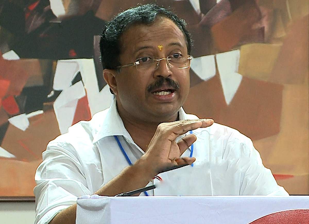 പിണറായി വിജയന്റെ തിട്ടൂരം കണ്ട് ഭയന്ന് പിന്മാറുന്നവരല്ല ആര്‍എസ്എസ്; കശ്മീരില്‍ ഭീകരവാദികളെ വെല്ലുവിളിച്ച് പതാക ഉയര്‍ത്തിയവരാണെന്നും വി മുരളീധരന്‍
