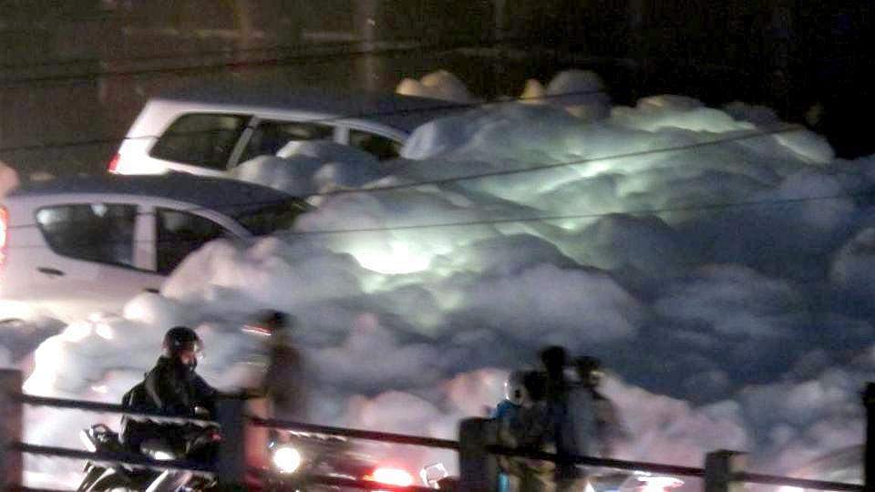 പ്രകൃതി സ്‌നേഹികള്‍ എവിടെയാണ്? ബല്ലാന്ദൂര്‍ തടാകം പുകഞ്ഞു കൊണ്ടേയിരിക്കുകയാണ്(വീഡിയോ)