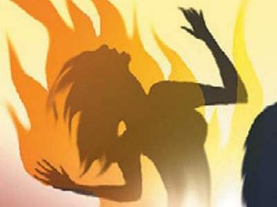 കുട്ടികള്‍ നോക്കിനില്‍ക്കേ അധ്യാപികയെ ക്ലാസില്‍വെച്ച് തീകൊളുത്തി