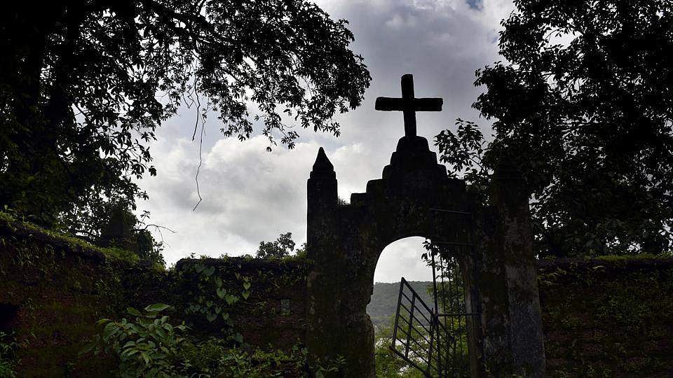 ഉപതെരഞ്ഞെടുപ്പില് പരീക്കറെ പരാജയപ്പെടുത്തണം; ബിജെപി ഭരണം നാസികളുടെതിന് തുല്യമെന്നും ഗോവന് സഭാ പ്രസിദ്ധീകരണം