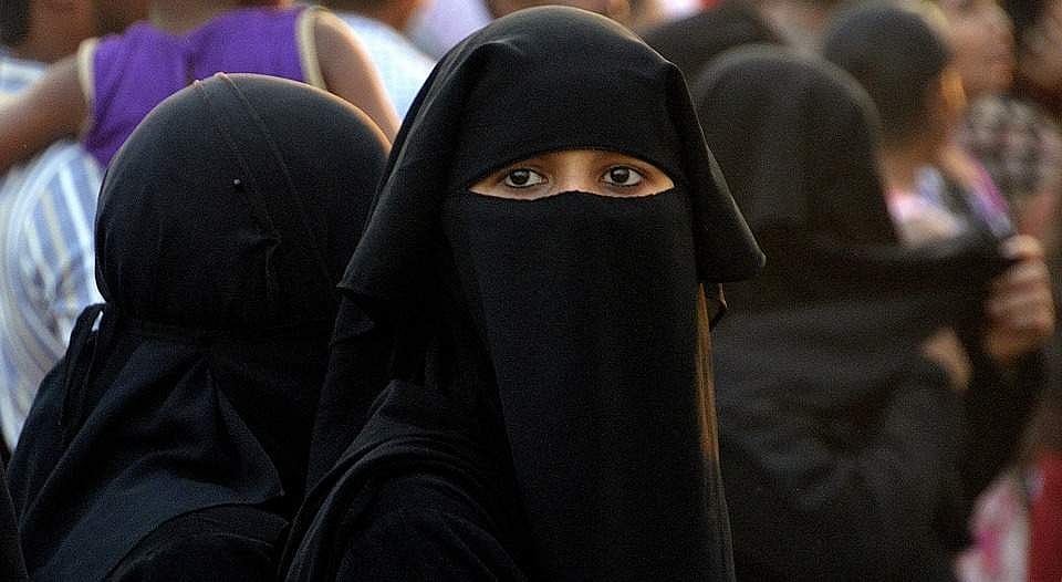 മതം മാറ്റി യുവതിയെ സിറിയയിലേക്ക് അയക്കാന്‍ ശ്രമം, പിന്നില്‍ പ്രമുഖ മത സംഘടന; ഹൈക്കോടതി റിപ്പോര്‍ട്ട് തേടി