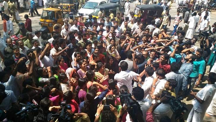 ക്യാംപസുകളില്‍ ജനാധിപത്യപരമായി നടക്കുന്ന പ്രതിഷേധങ്ങള്‍ അടിച്ചമര്‍ത്താന്‍ കഴിയില്ലെന്ന് സര്‍ക്കാര്‍ ഹൈക്കോടതിയില്‍