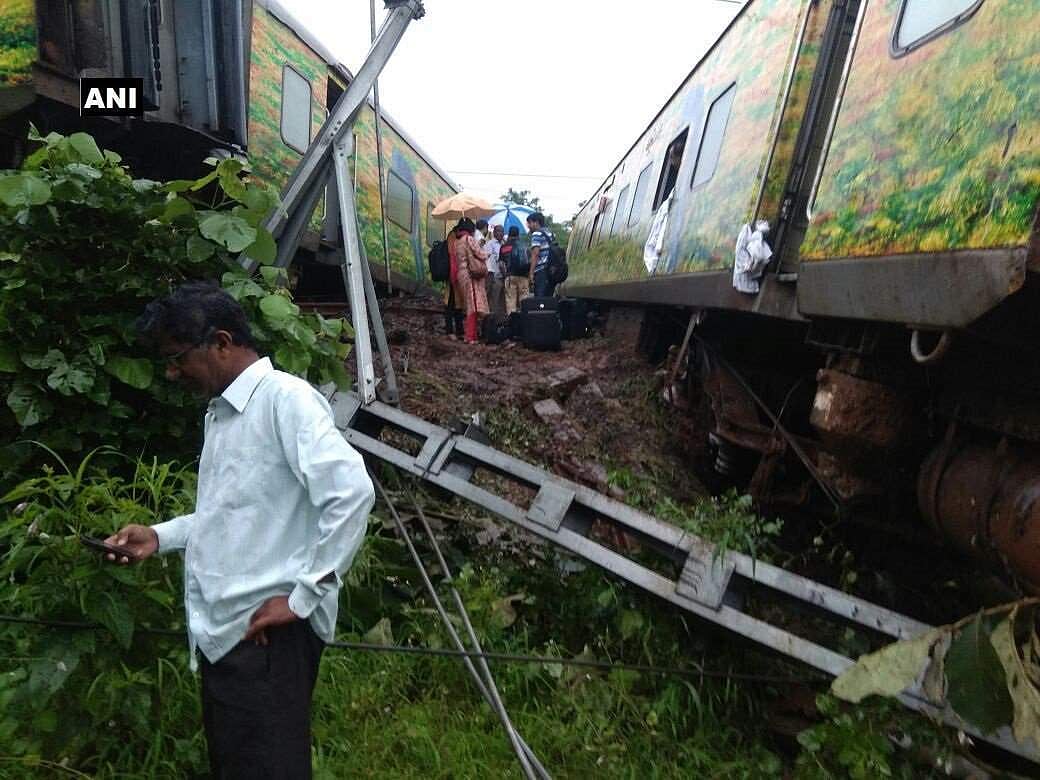 വീണ്ടും തീവണ്ടി അപകടം; തുരന്തോ എക്‌സ്പ്രസ് പാളം തെറ്റി; നിരവധിപേര്‍ക്ക് പരിക്ക്