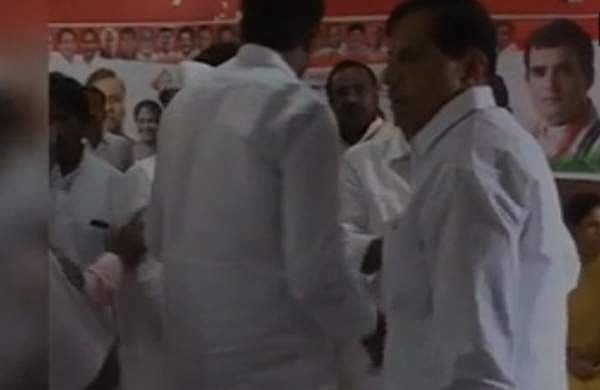 പാര്‍ട്ടി യോഗത്തിന് സ്‌റ്റേജില്‍ കസേര കിട്ടിയില്ലെങ്കില്‍...