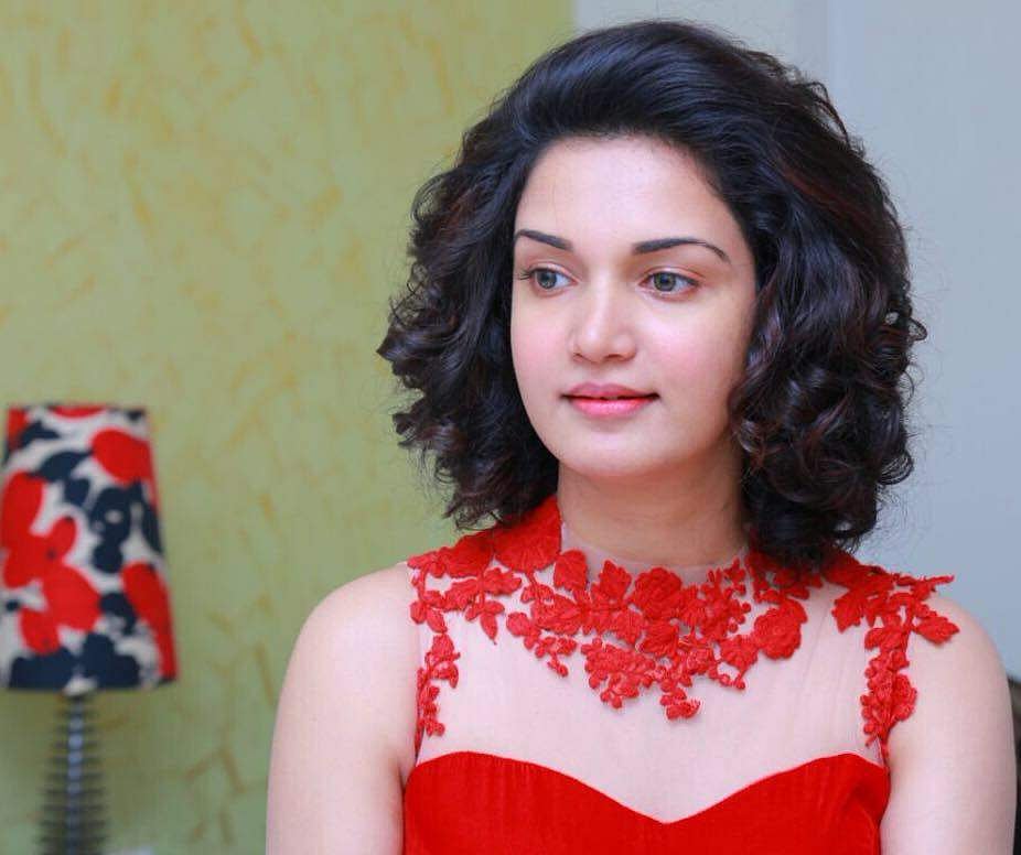 എന്നേയും കാണിക്കാമോ? ലൈവിനിടയില്‍ ഹണി റോസിനോട് യാത്രക്കാരന്‍