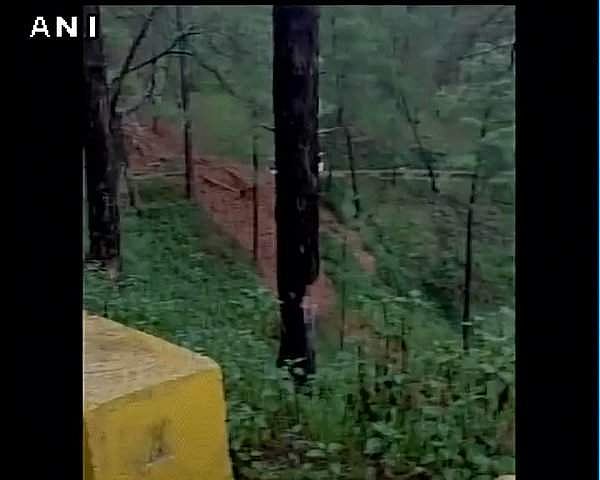 കനത്ത മഴയില്‍ ബസ് ഒഴുകിപ്പോയി; യാത്രക്കാര്‍ സുരക്ഷിതര്‍: വീഡിയോ
