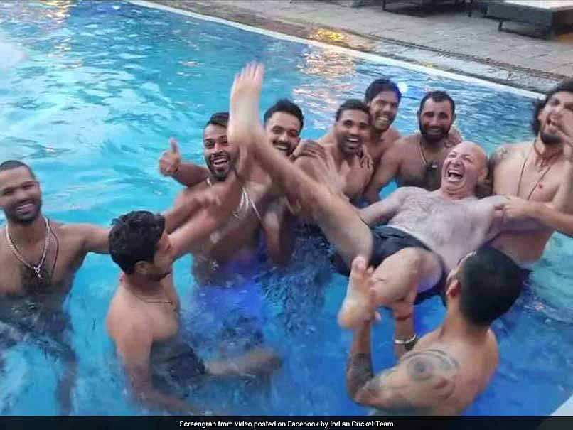 ഗ്രൗണ്ടിലും ഡ്രസ്സിങ്‌ റൂമിലും തീര്‍ന്നില്ല; സ്വിമ്മിങ് പൂളിലും ജയം ആഘോഷിച്ച് കോഹ് ലിയും സംഘവും