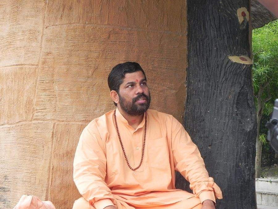 നിന്‍ ചരിത്രമറിയാതെ നിന്നെപഴിക്കും വിവരദോഷികളോട് ''കടക്കുപുറത്തെന്നോതുവാന്‍''...ബിജെപിക്ക് മറുപടിയുമായി സന്ദീപാനന്ദഗിരി