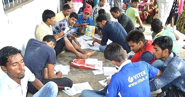 ബിഹാറില്‍ വീണ്ടും കൂട്ട കോപ്പിയടി; കോളജ് വരാന്തയില്‍ കൂട്ടമായിരുന്നു പുസ്തകം നോക്കി പരീക്ഷയെഴുതി വിദ്യാര്‍ത്ഥികള്‍