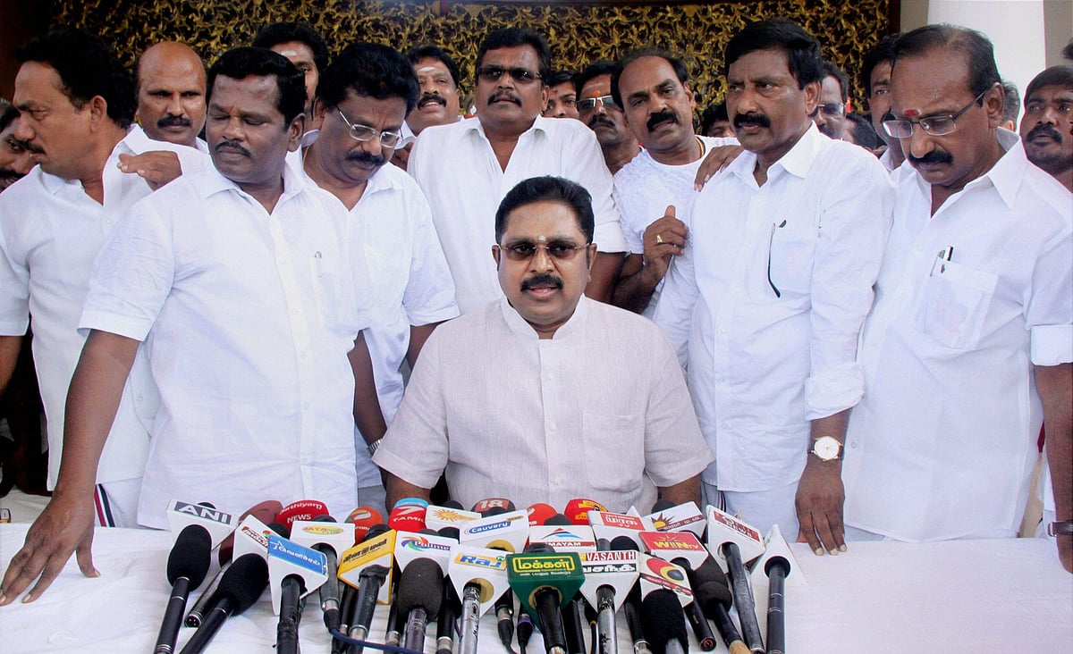 എംഎല്‍എമാരെ അയോഗ്യരാക്കിയ നടപടിയ്ക്ക് സ്റ്റേ ഇല്ല