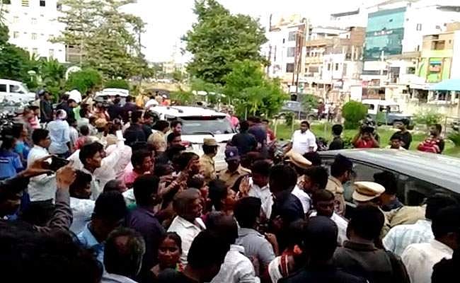 ദളിതര്‍ക്കുള്ള ഭൂമിക്ക് കൈക്കൂലി ആവശ്യപ്പെട്ടു; എംഎല്‍എ ഓഫീസില്‍ വെച്ച് കര്‍ഷകര്‍ തീ കൊളുത്തി
