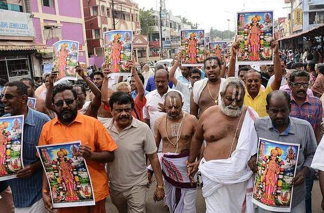 ഹിന്ദുദേവതയെ ദേവദാസിയെന്നു വിളിച്ചു; സംഘ് പരിവാര്‍ പ്രതിഷേധത്തിന് മുന്നില്‍ കവി വൈരമുത്തു മാപ്പുപറഞ്ഞു