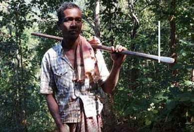 മക്കള്‍ക്ക് സ്‌കൂളില്‍ പോകാനായി അച്ഛന്‍ കാട് വെട്ടിത്തെളിച്ച് പാതയൊരുക്കി; എട്ട് കിലോമീറ്ററിന്റെ റോഡാണ് നിര്‍മിച്ചത്
