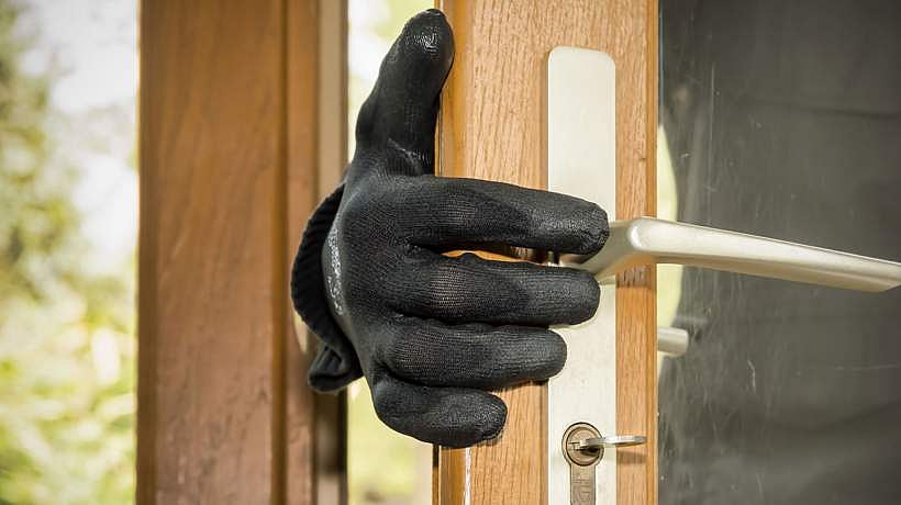 കൊച്ചിയെ വിറപ്പിച്ച് കവര്‍ച്ചാസംഘം; ആലുവയില്‍ 100 പവനും ഒരു ലക്ഷം രൂപയും കവര്‍ന്നു