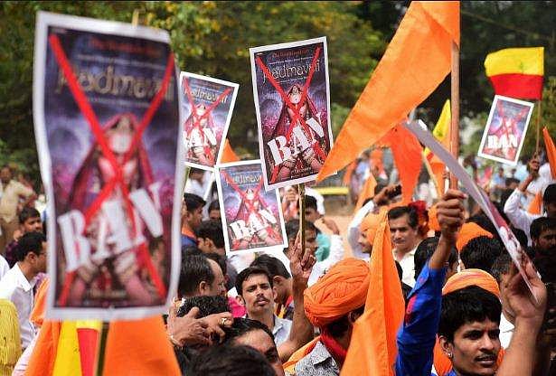 പത്മാവതിയിലെ ഗാനത്തിനൊപ്പം വിദ്യാര്‍ത്ഥികള്‍ നൃത്തം ചെയ്തതിന് കര്‍ണിസേന സ്‌കൂള്‍ അടിച്ചു തകര്‍ത്തു