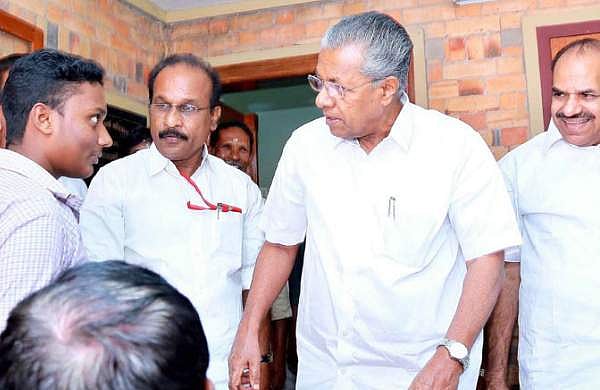 കയ്യില്‍പിടിച്ചുള്ള സെല്‍ഫി വേണ്ട ; വിദ്യാര്‍ത്ഥിക്ക് മുഖ്യമന്ത്രിയുടെ ശകാരം... പിന്നെ സാന്ത്വനം