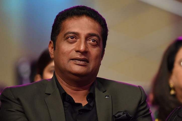പ്രകാശ് രാജിന്റെ വേദിയില്‍ ഗോമൂത്രം തളിച്ച് യുവമോര്‍ച്ച; ഇനിയും വരണമെന്ന് താരം