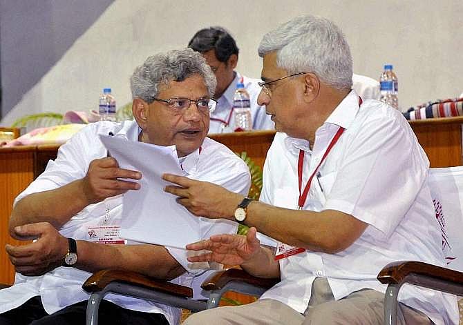 കോണ്‍ഗ്രസ് സഹകരണത്തെ ചൊല്ലി സിപിഎമ്മില്‍ തര്‍ക്കം രൂക്ഷം; വീട്ടുവീഴ്ചയ്ക്ക് തയ്യാറാകാതെ യെച്ചൂരിയും കാരാട്ടും 