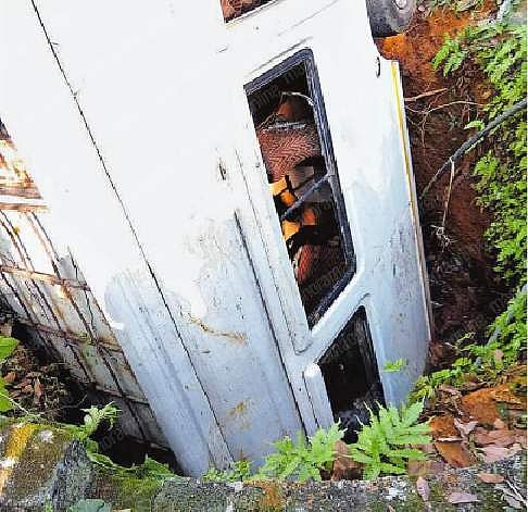 വാന്‍ ഓടിക്കയറി, ഇരുപതടി താഴ്ചയുള്ള കിണറ്റിലേക്ക്