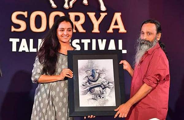 'വാരസ്യാര് കുട്ടിയാ, വല്ല വേഷവും കൊടുക്കാനാകുമെങ്കില്‍ ഓര്‍ക്കണം, പാവങ്ങളാ'