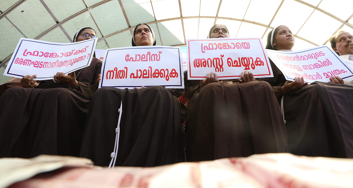 തിരുവസ്ത്രമണിഞ്ഞവര്‍ തെരുവിലിറങ്ങുമ്പോള്‍
