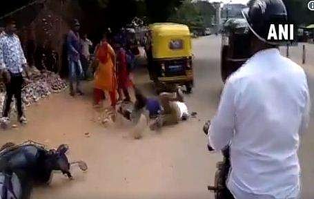 കുടിച്ച് ലക്കുകെട്ടാല്‍ പിന്നെ എന്ത് പൊലീസ്‌;  ക്രൂരമര്‍ദ്ദനം; വീഡിയോ വൈറല്‍