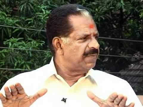 'ശബരിമലയില് വരുന്ന യുവതികളെ രണ്ടായി വലിച്ചു കീറണം' ; വിധി പുറപ്പെടുവിച്ച ജഡ്ജിമാര് ശുംഭന്മാരെന്നും കൊല്ലം തുളസി