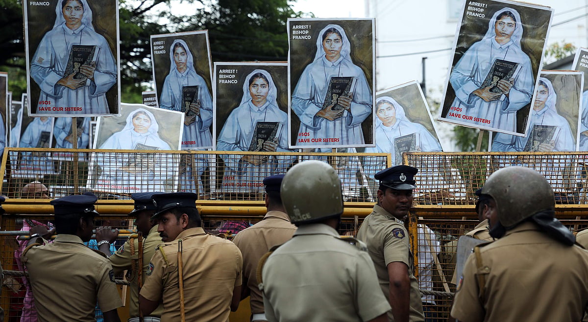 ചുംബനം മുതല്‍ തിരുവസ്ത്രം വരെസ്ത്രീകള്‍ നയിച്ച  നവസമരങ്ങള്‍ 