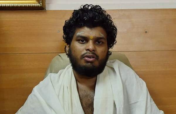 മാസപൂജയ്ക്കു സ്ത്രീകള്‍ എത്തിയാല്‍ അക്രമമുണ്ടാകുമെന്ന് തന്ത്രികുടുബാംഗം, ആചാരത്തിന് 2100 വര്‍ഷത്തെ പഴക്കമെന്ന് മഹേഷ് മോഹനര്