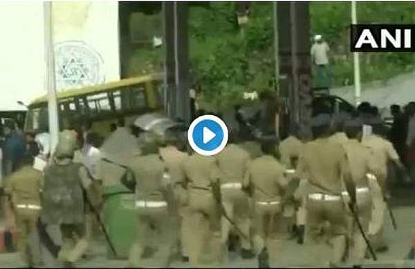 നിലയ്ക്കലില്‍ തെരുവു യുദ്ധം, പൊലീസിനു നേരെ രൂക്ഷമായ കല്ലേറ്; ലാത്തിച്ചാര്‍ജ് (വിഡിയോ)