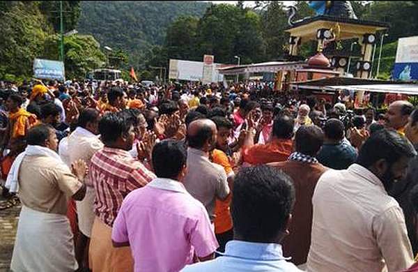 നിലയ്ക്കലില്‍ വ്യാപക അക്രമം, മാധ്യമ പ്രവര്‍ത്തകര്‍ക്കു നേരെ കൈയേറ്റം, വാഹനങ്ങള്‍ തകര്‍ത്തു; പൊലീസ് ലാത്തിവീശി (വിഡിയോ)