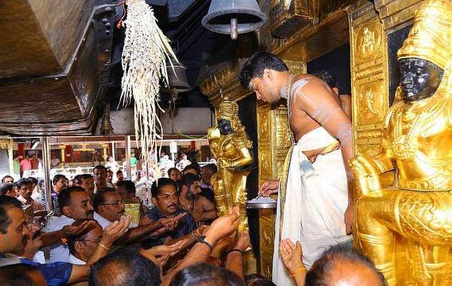 തുലാമാസ പൂജകള്‍ക്കായി ശബരിമല നട തുറന്നു ; പതിനെട്ടാം പടിക്ക് താഴെ ബാനറുമായി പ്രതിഷേധം