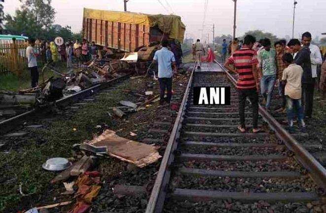 രാജധാനി എക്‌സ്പ്രസില്‍ ട്രക്കിടിച്ചു കയറി ; രണ്ട് ബോഗികള്‍ പാളം തെറ്റി, ഡ്രൈവര്‍ കൊല്ലപ്പെട്ടു