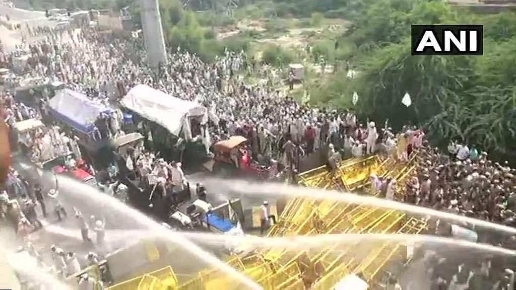 ഡല്‍ഹി കര്‍ഷക മാര്‍ച്ചില്‍ സംഘര്‍ഷം , പ്രക്ഷോഭകര്‍ക്ക് നേരെ ജലപീരങ്കിയും കണ്ണീര്‍ വാതകവും പ്രയോഗിച്ചു ( വീഡിയോ )