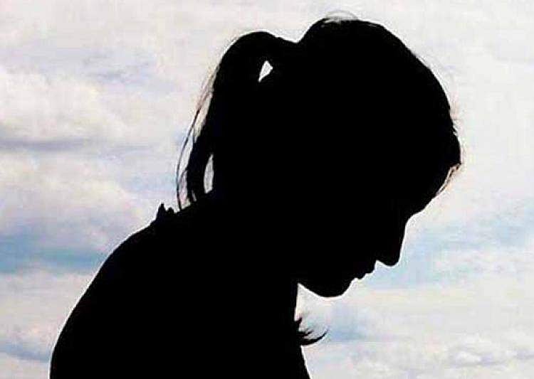 ദോഷമകറ്റിയില്ലെങ്കില്‍ പിതാവ് കൊല്ലപ്പെടുമെന്ന് പറഞ്ഞ് പീഡനം: വിവാഹശേഷവും തുടര്‍ന്നപ്പോള്‍ ഭര്‍തൃവീട്ടുകാരുടെ പരാതിയില്‍ അമ്മാവന്‍ കുടുങ്ങി