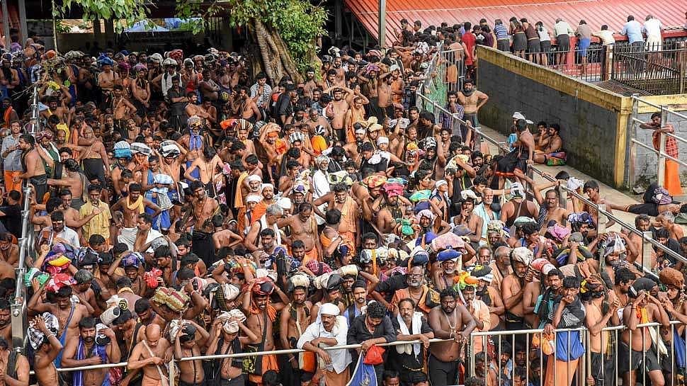 മഞ്ജുവിന്റെ വീട് അക്രമികള്‍ അടിച്ച് തകര്‍ത്തു: വീട്ടുപകരണങ്ങള്‍ ഉള്‍പ്പെടെ പുറത്ത്