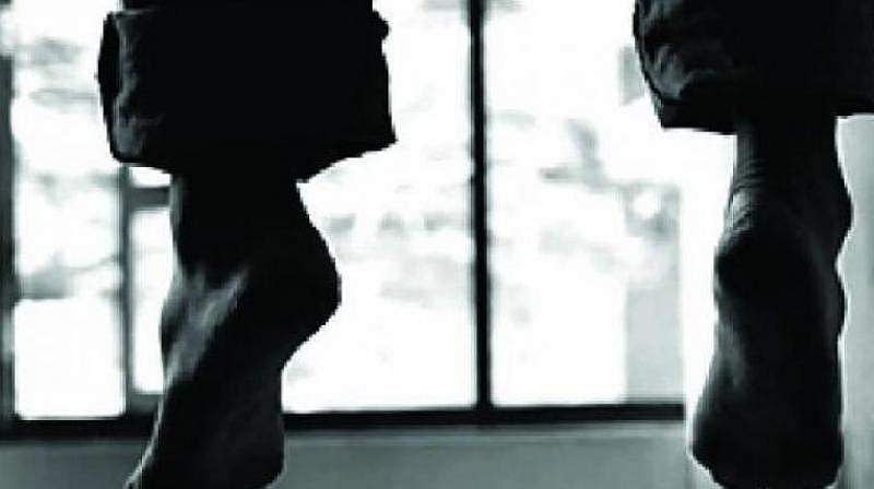 യുവാവിന്റെ ആത്മഹത്യ: ജോലി സമ്മര്‍ദ്ദം മൂലമാണെന്ന് കുടുംബം
